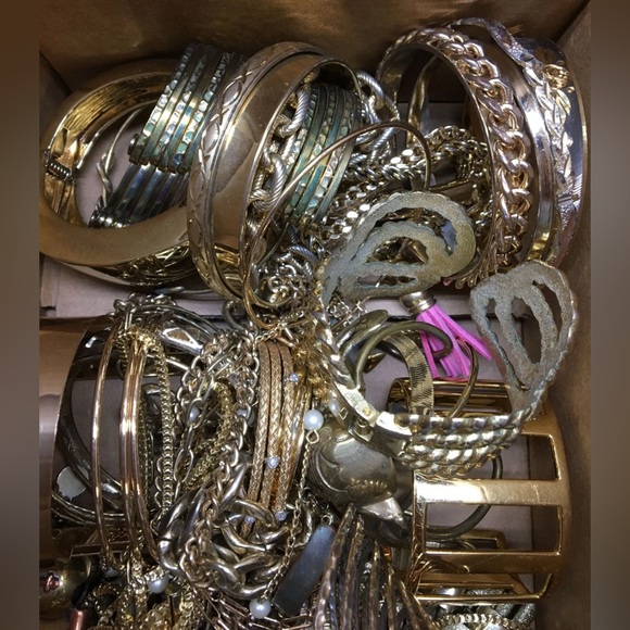 2 LB gold & silver tone jewelry lot~ Necklaces bracelets rings brooches earrings - Picture 3 of 7